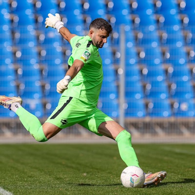 Hohkeppels Torhüter Kevin Jackmuth will den Ball nach vorne schießen.