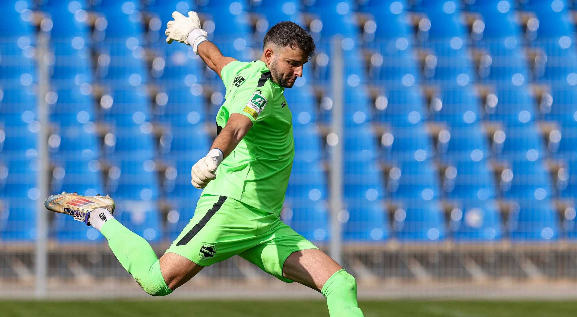 Hohkeppels Torhüter Kevin Jackmuth will den Ball nach vorne schießen.