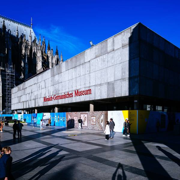 Passanten vor dem Römisch-Germanischen Museum in Köln.