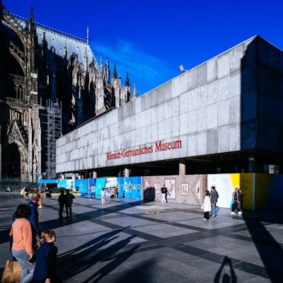 Passanten vor dem Römisch-Germanischen Museum in Köln.