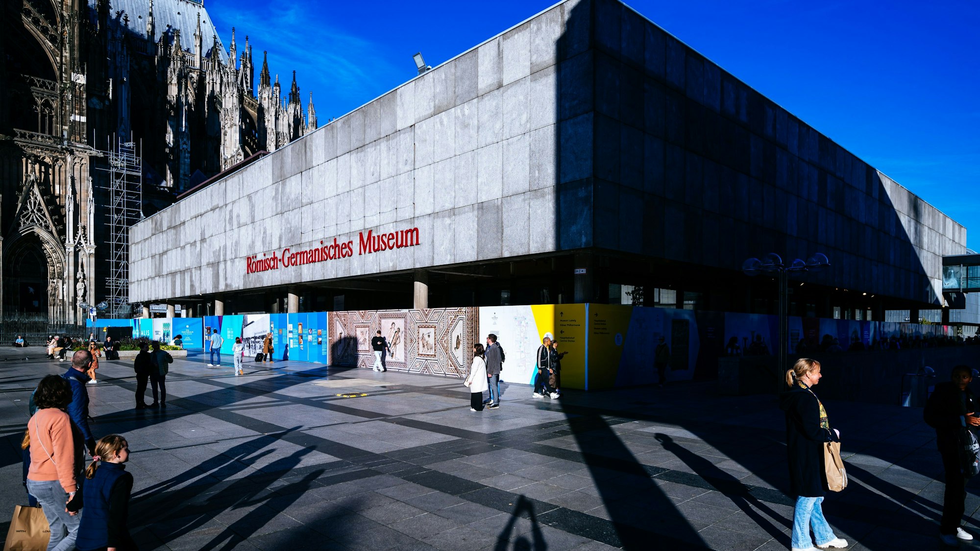 Passanten vor dem Römisch-Germanischen Museum in Köln.