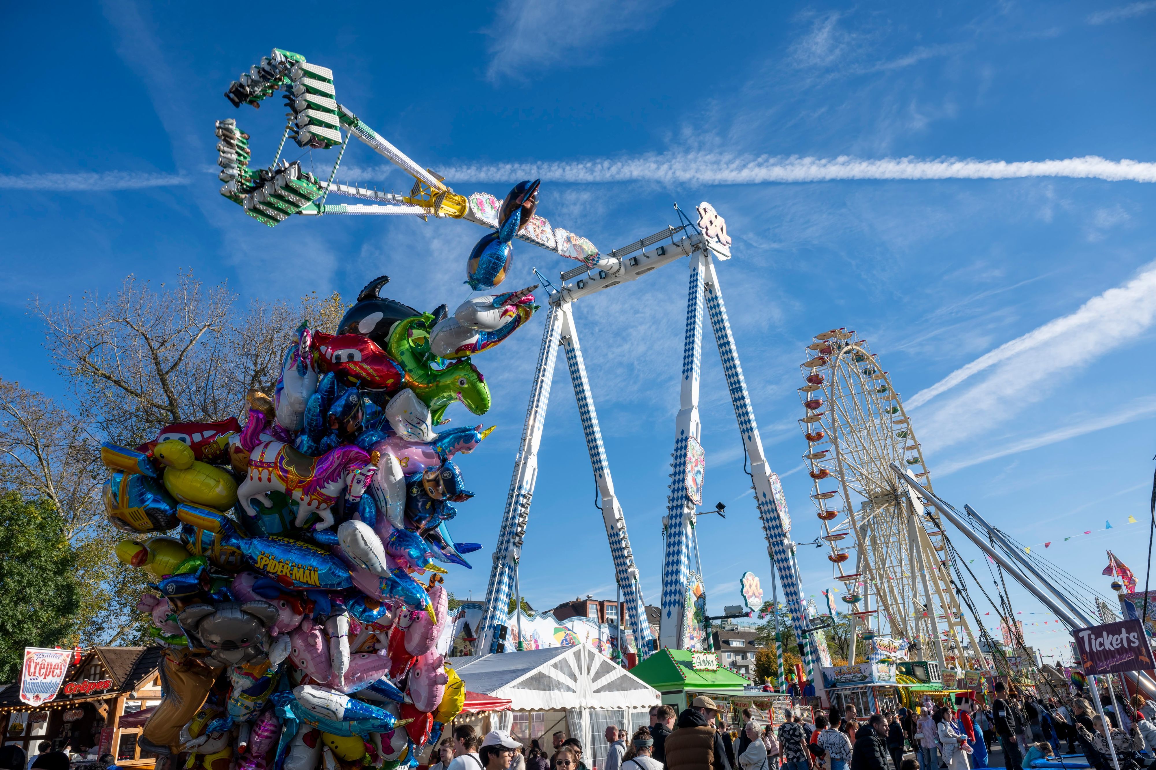 Fahrgeschäfte auf der Deutzer Kirmes.