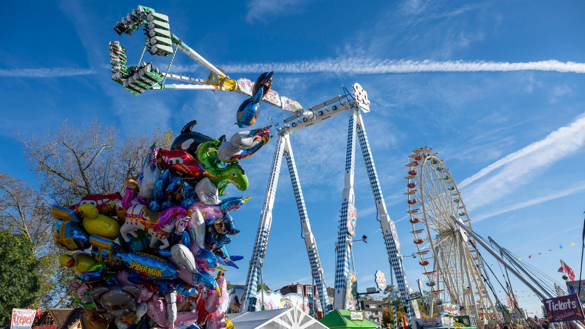 Fahrgeschäfte auf der Deutzer Kirmes.