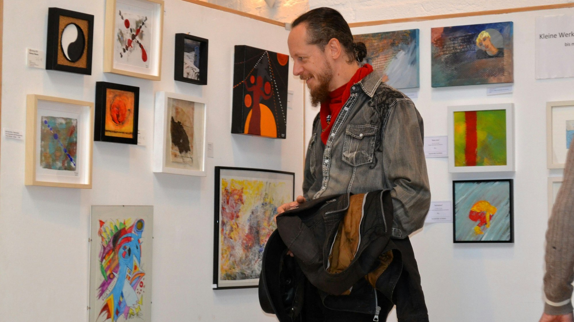 Kunsttage Hennef in der Meys Fabrik
Ein Besucher betrachtet die Werke, die für weniger als 100 Euro zu haben sind.