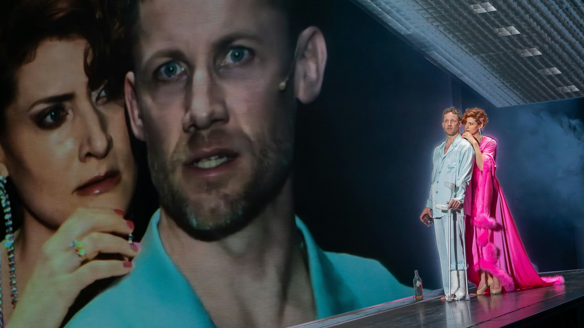 Die Katze auf
dem heißen
Blechdach
von Tennessee Williams
Regie: Bastian Kraft
Regie: Bastian Kraft
Bühne: Nadin Schumacher
Kostüm: Jelena Miletić
Videodesign: Sophie Lux
Live-Kamera: Jonathan Kastl
Musik: Björn SC Deigner
Licht: Michael Gööck
Dramaturgie: Dominika Široká
Foto: Krafft Angerer