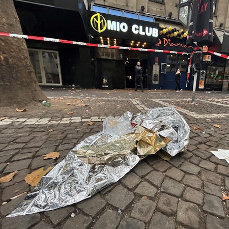 Eine Wärmefolie lag am Sonntagvormittag vor dem Mio-Club.
