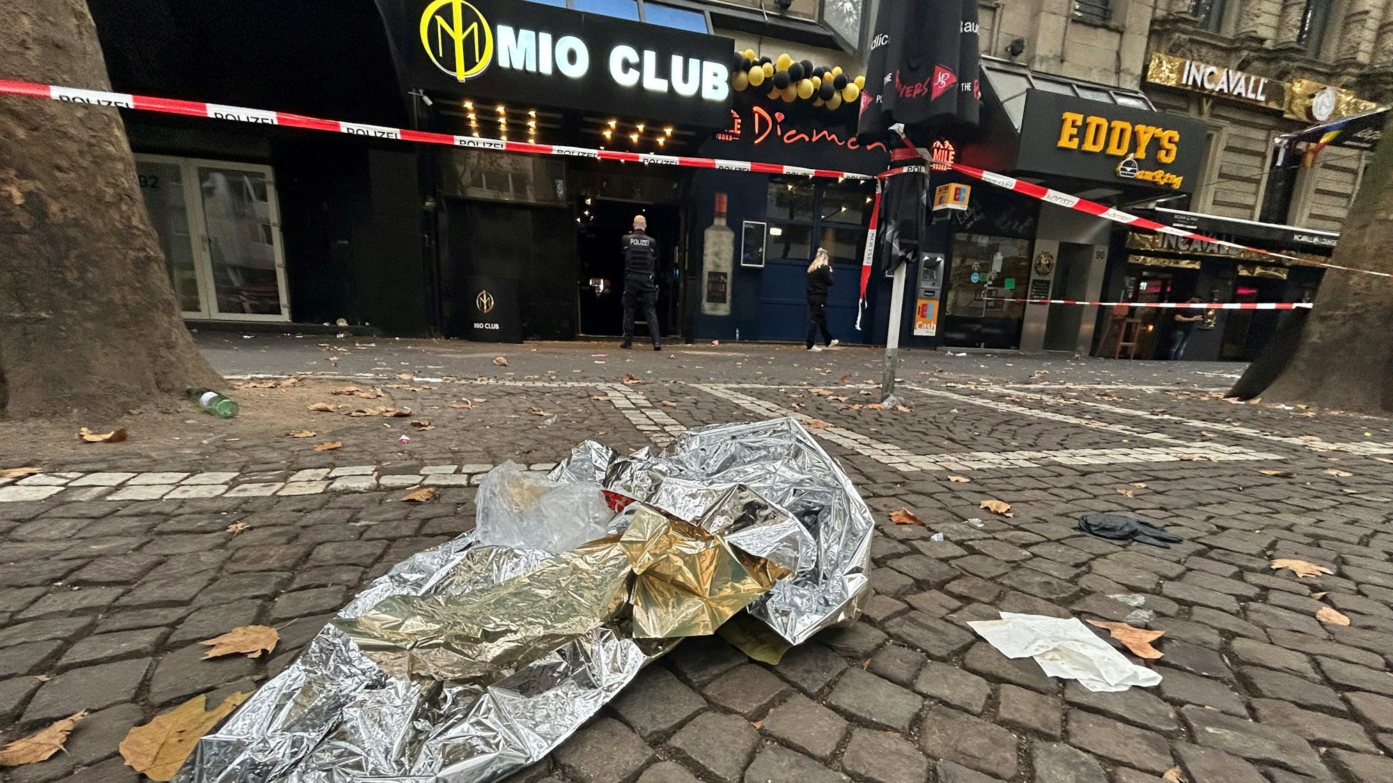 Eine Wärmefolie lag am Sonntagvormittag vor dem Mio-Club.