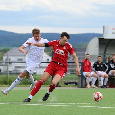 Luca Ohrem hat den Ball im Blick.