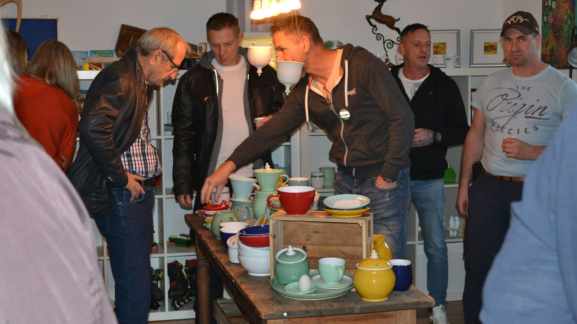 Bei der Eröffnung drängelten sich Kunden im 30 Quadratmeter großen Laden.