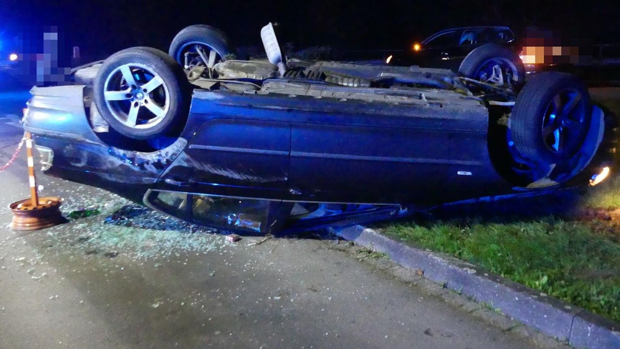Nach dem Unfall blieb der Pkw auf dem Dach liegen.