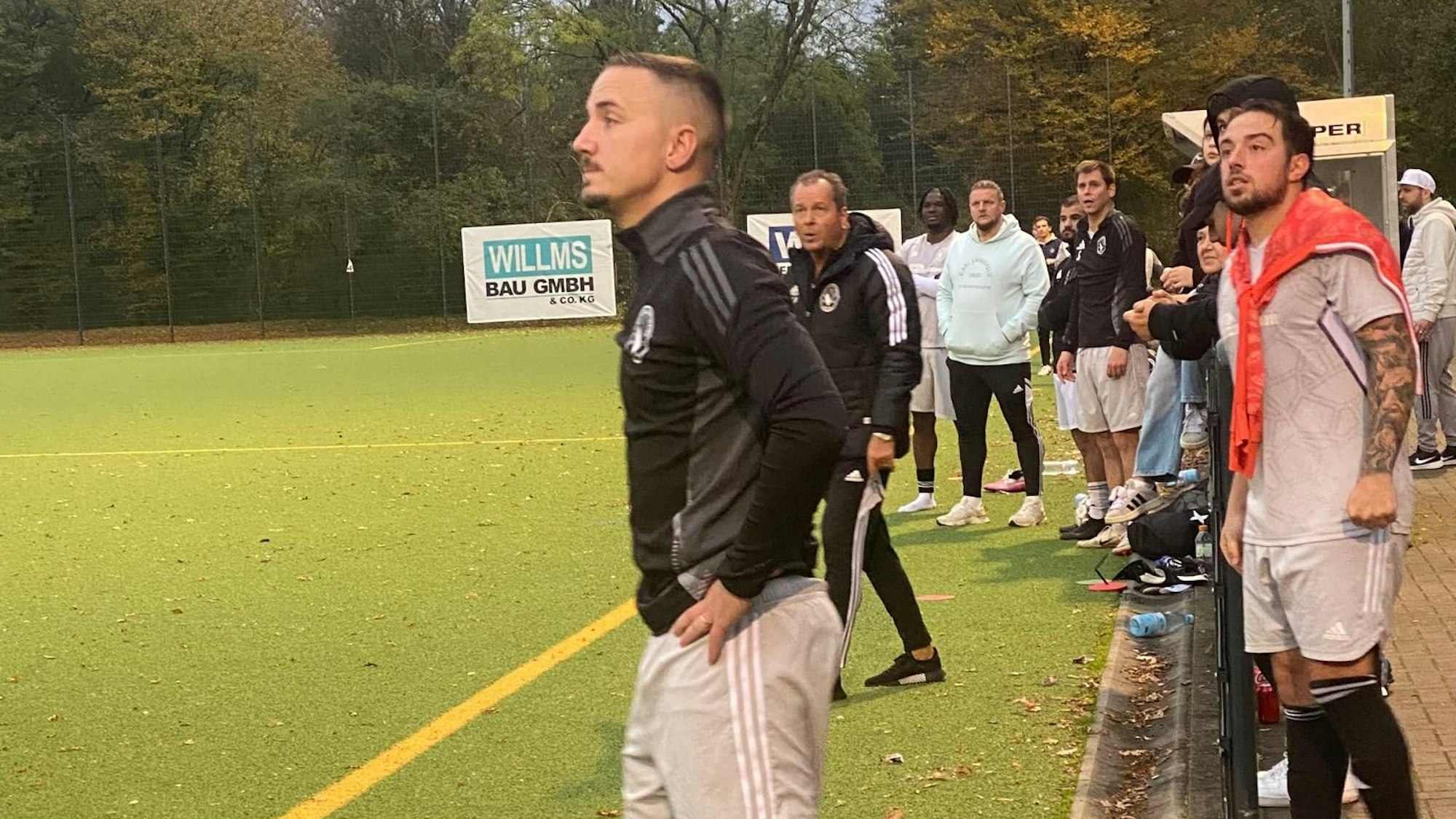 Die Bank von Schwarz-Weiß Köln wartet auf den Abpfiff der Partie gegen Ford Niehl.