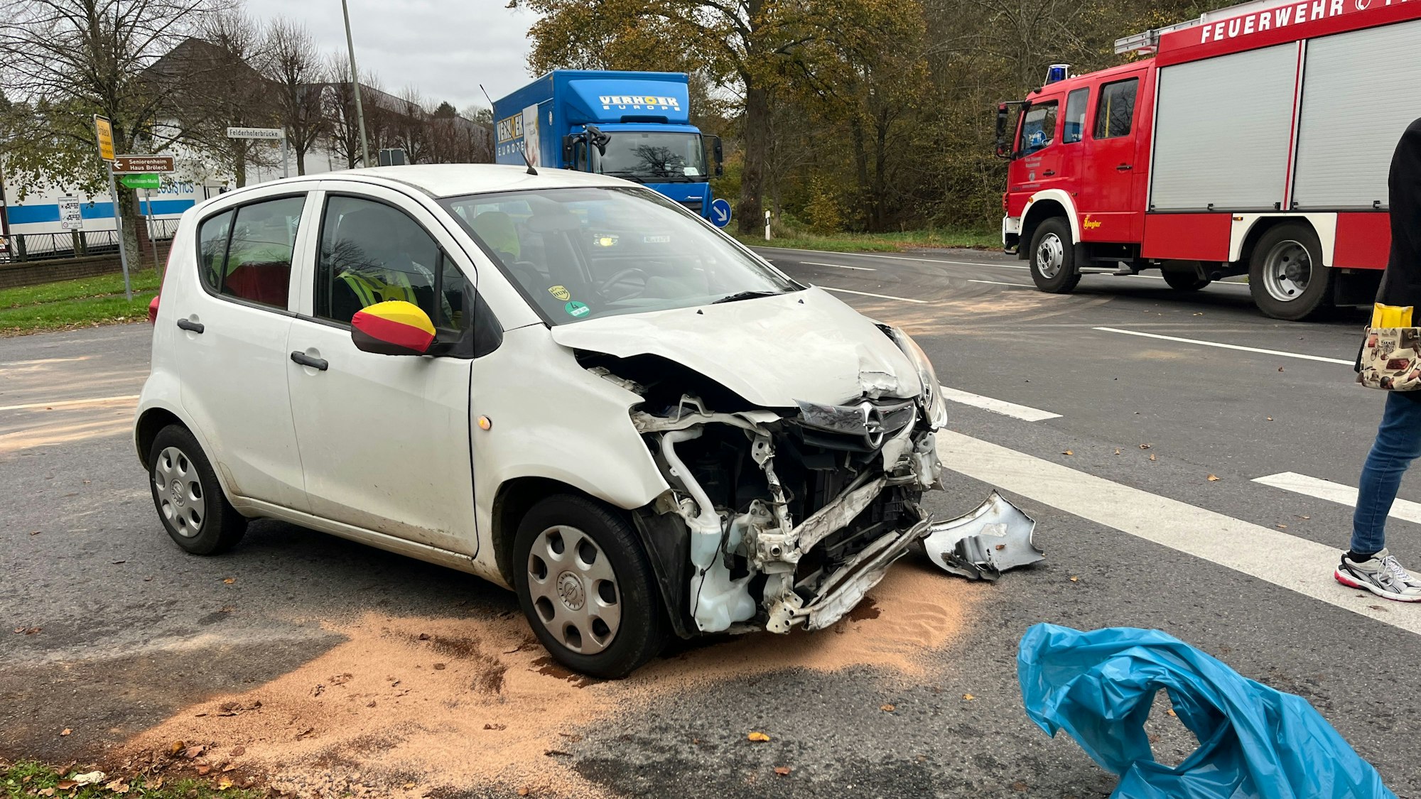 Ein schwer beschädigtes Auto steht auf einer Kreuzung.