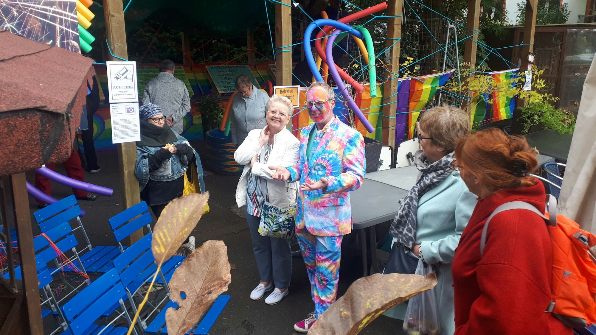 Zu sehen ist der Künstler Mario Grasberger, der beim Rundgang durch den Pavillon seine dortigen Installationen erläutert.