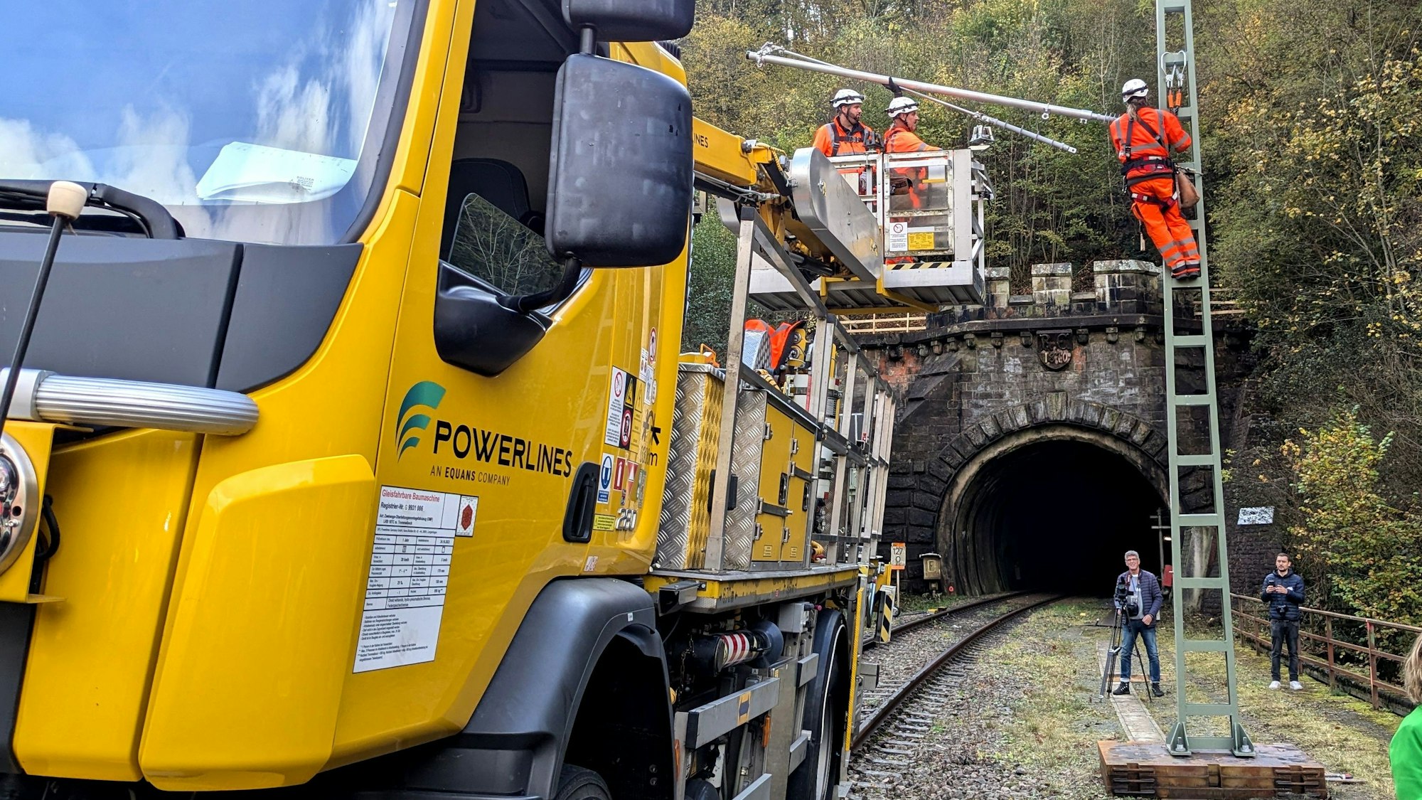 Arbeiter zeigen die Montage eines Flachmasts mit angelenktem Ausleger am Eingang zum Wilsecker Tunnels bei Kyllburg.
