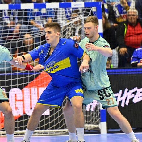 Gummersbachs Mittelblock mit Stepan Zeman (l.) und Kristjan Horzen schirmen den französichen Kreisläufer ab.