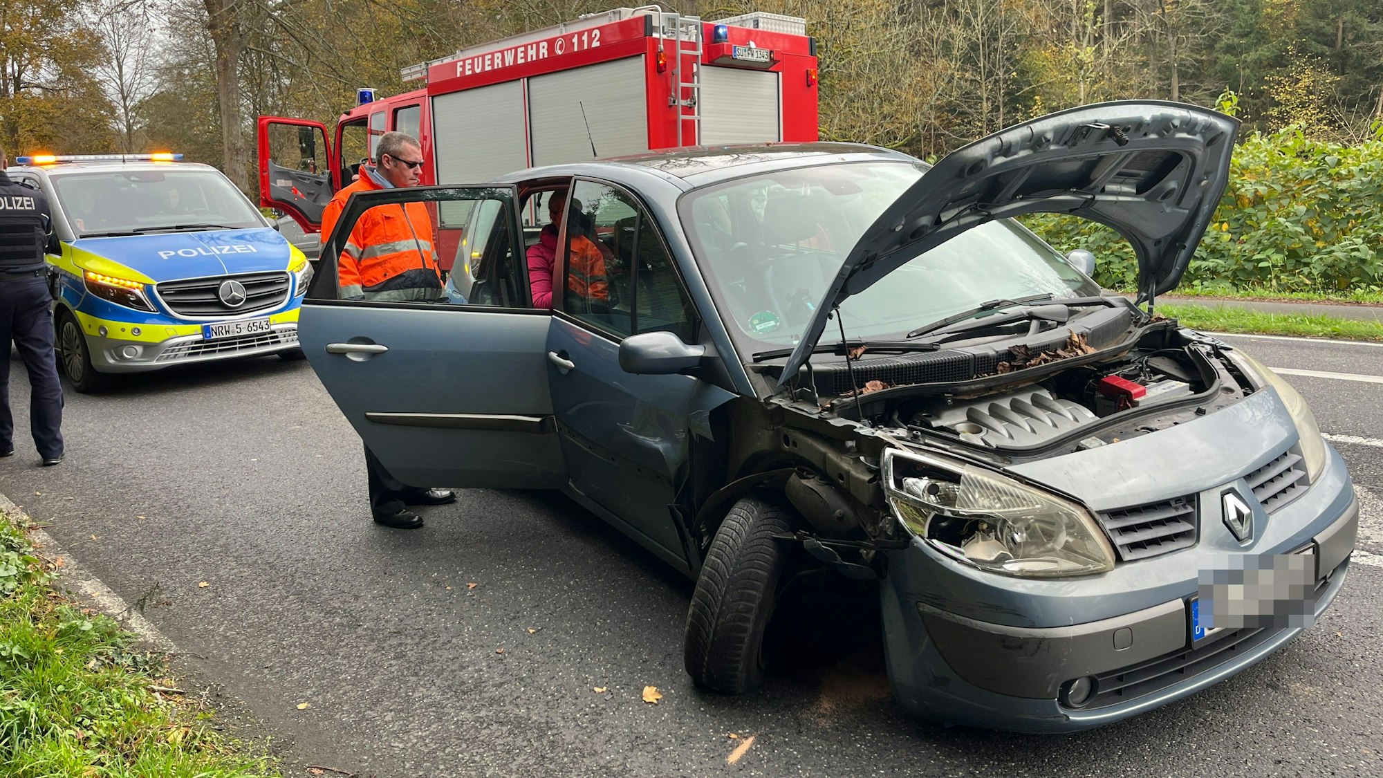 An einem Auto ist das Vorderrad quergestellt.