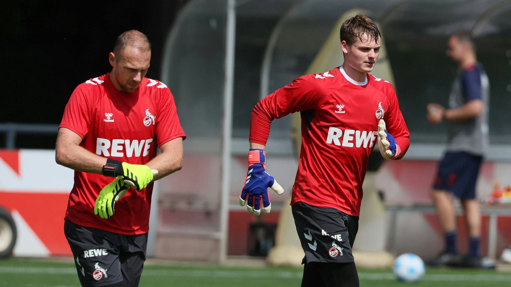 1. FC Köln, Training, von links: Marvin Schwäbe, Jonas Urbig