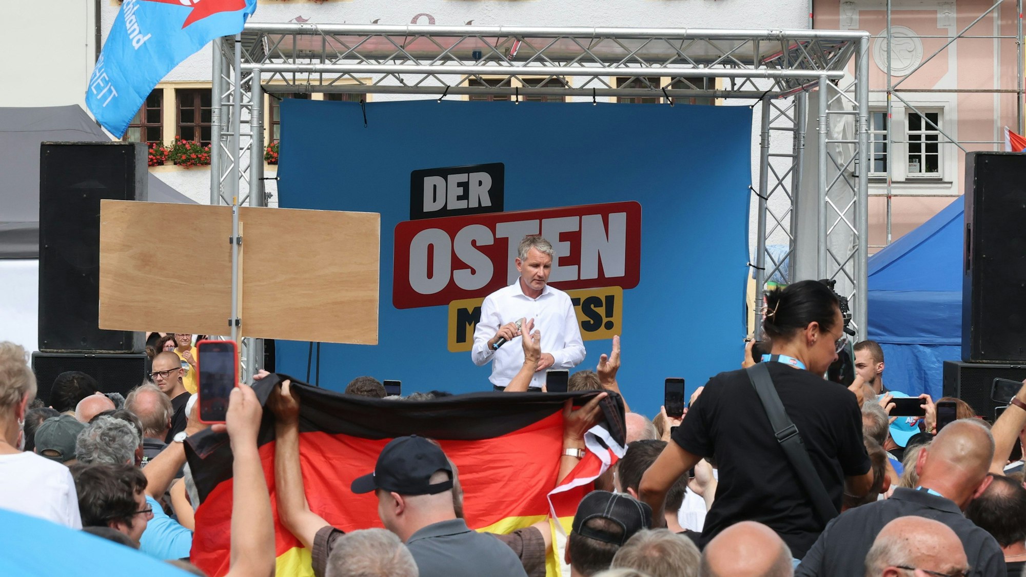 27.07.2024, Thüringen, Saalfeld: Björn Höcke, Vorsitzender der AfD in Thüringen, spricht bei einem Sommerfest der AfD am 27.7. in Saalfeld.