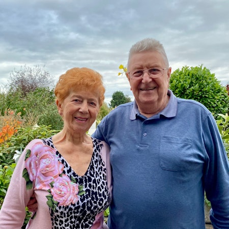 Eine Frau und ein Mann lächeln in die Kamera.