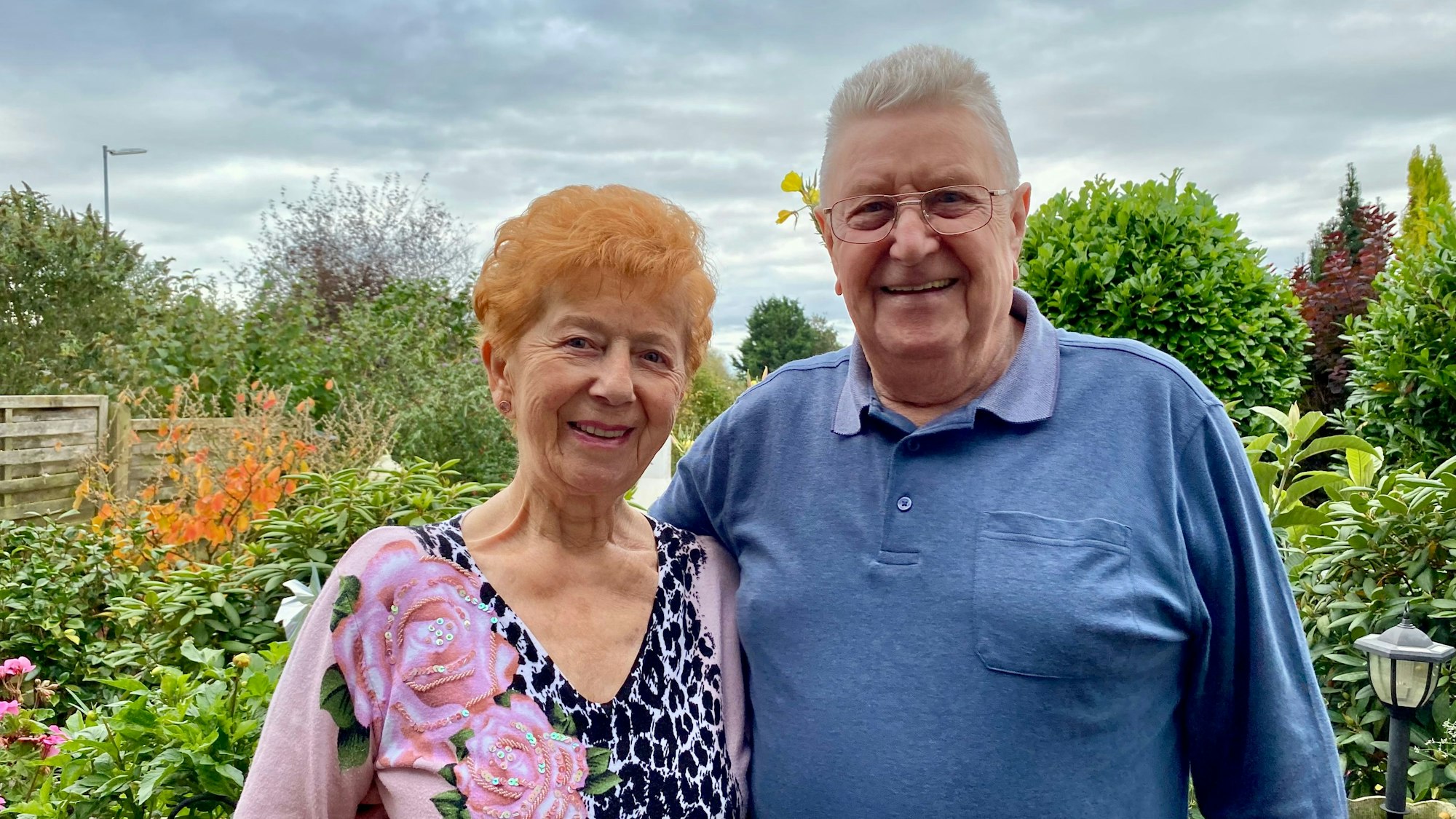 Eine Frau und ein Mann lächeln in die Kamera.