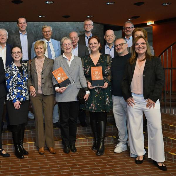 Bei der Preisverleihung des Kinder- und Jugendpreises der Gellert-Stiftung stehen Stifter, Festredner und Preisträger im Ratssaal des Bensberger Rathauses.