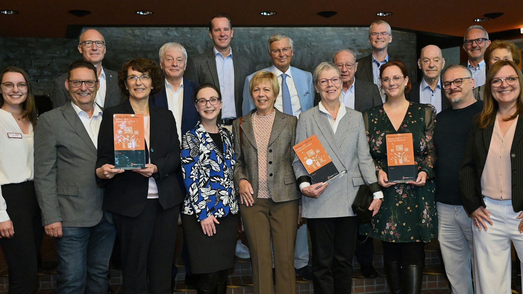 Bei der Preisverleihung des Kinder- und Jugendpreises der Gellert-Stiftung stehen Stifter, Festredner und Preisträger im Ratssaal des Bensberger Rathauses.