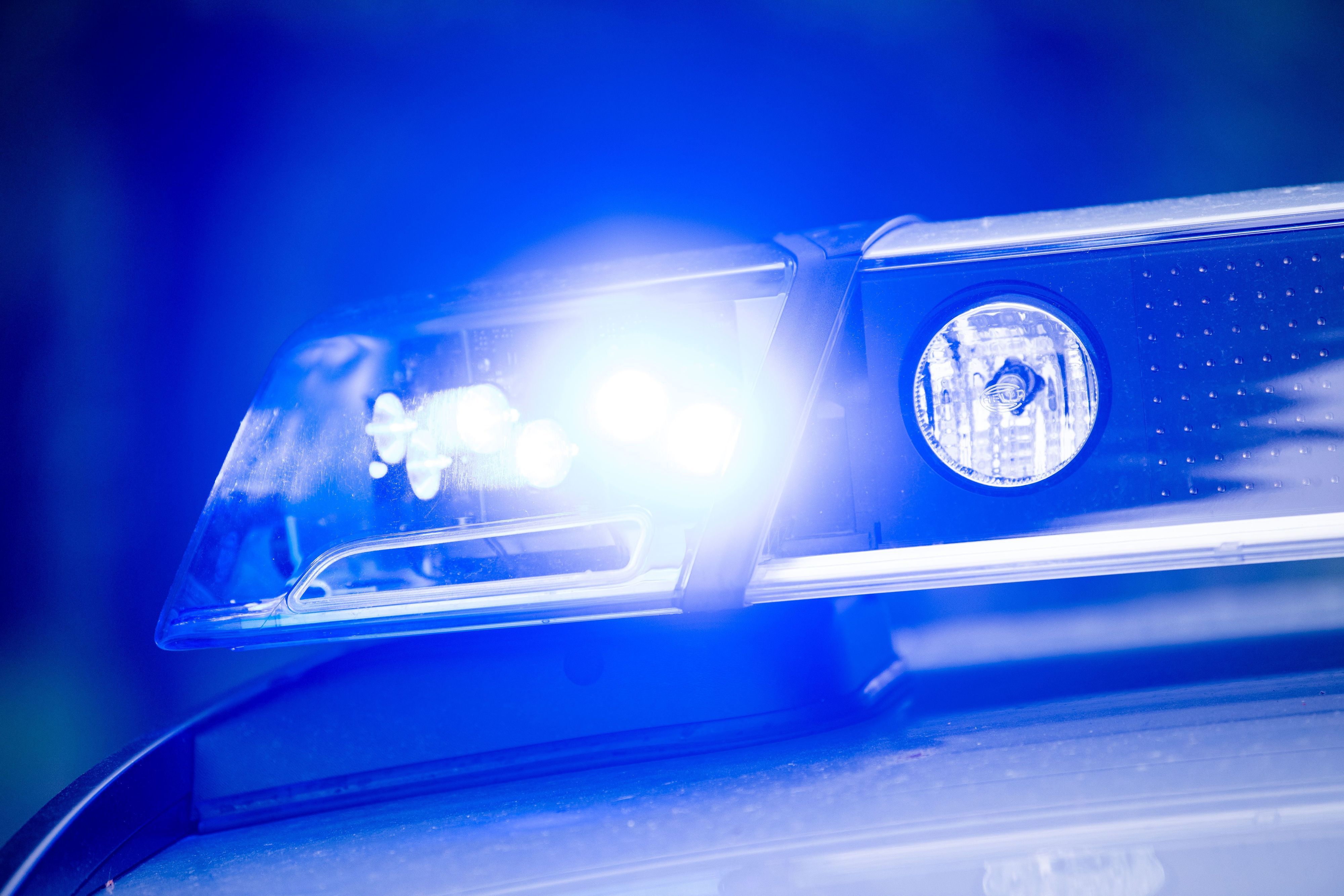 15.05.2019, Bayern, Dachau: Ein Blaulicht leuchtet an einer Polizeistreife.