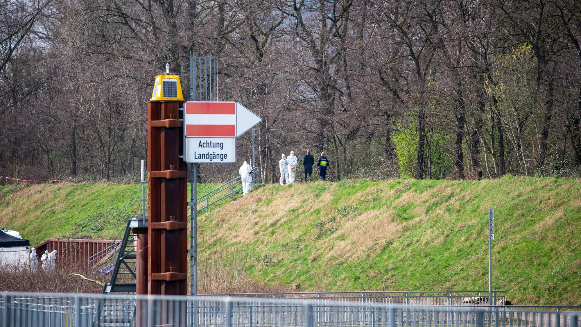 Hier war die Leiche des 15-Jährigen im Mülheimer Hafen gefunden worden.