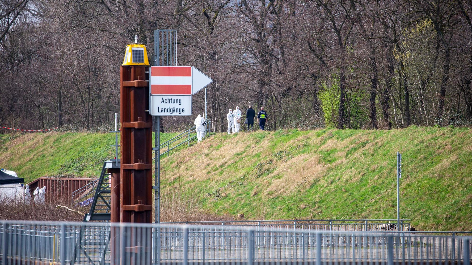Am Mülheimer Hafen sollen die Täter auf den 15-Jährigen eingestochen haben.