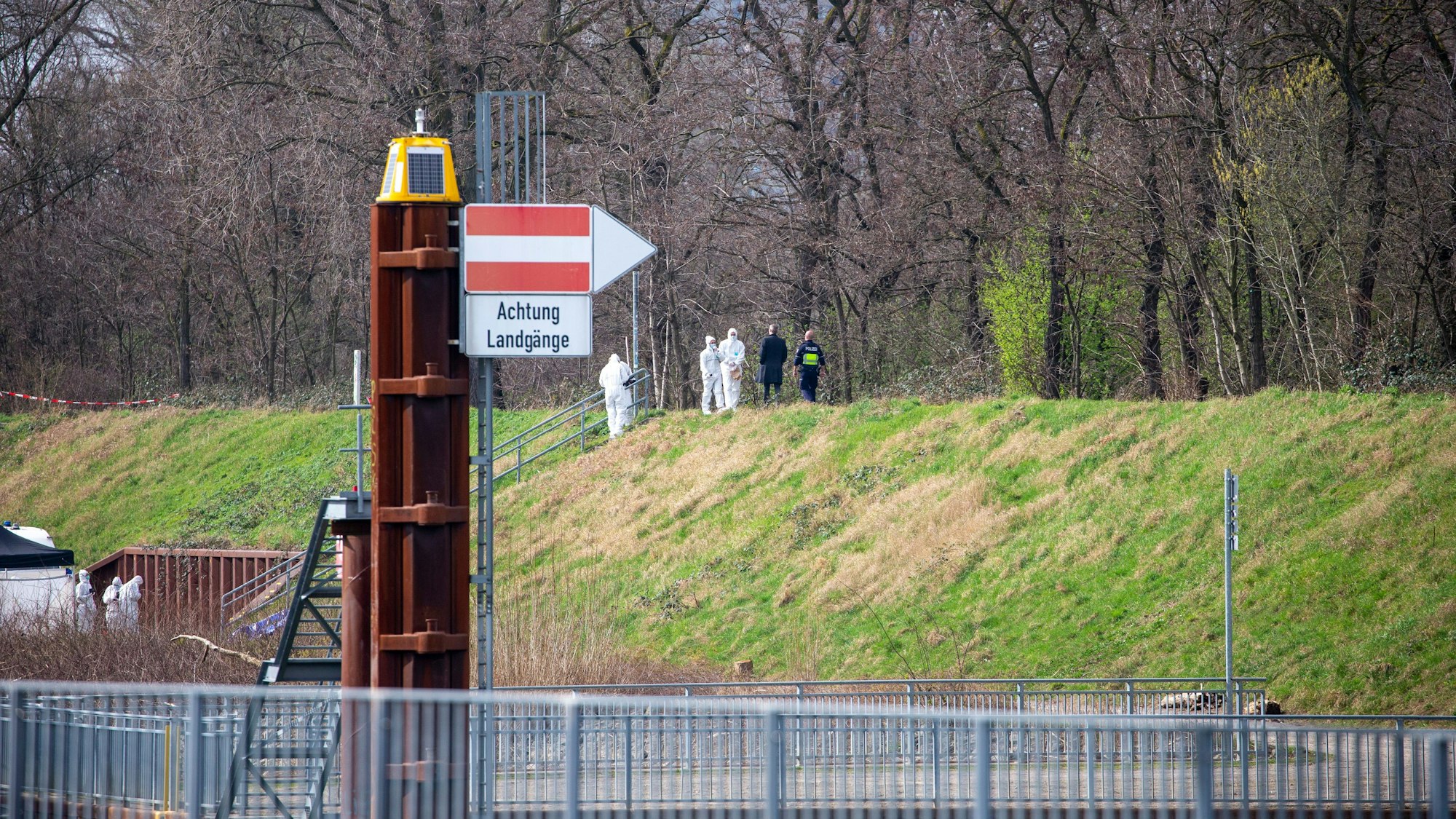 Am Mülheimer Hafen sollen die Täter auf den 15-Jährigen eingestochen haben.