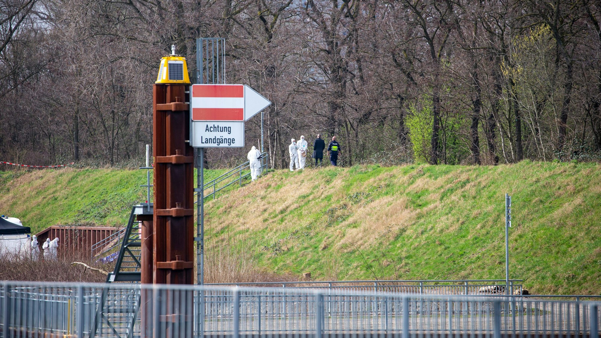 Am Mülheimer Hafen sollen die Täter auf den 15-Jährigen eingestochen haben.