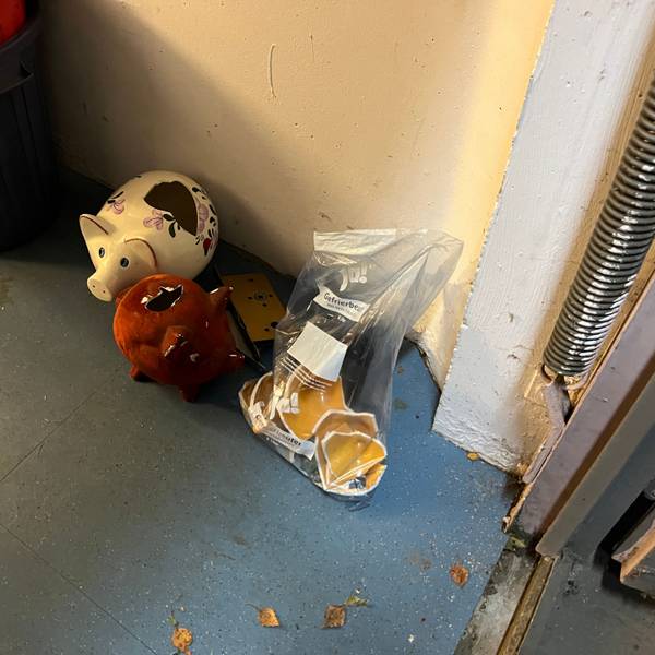 Unbekannte sind in verschiedene Vereinsräume an der Teichanlage in Hennef-Heisterschoß eingebrochen.