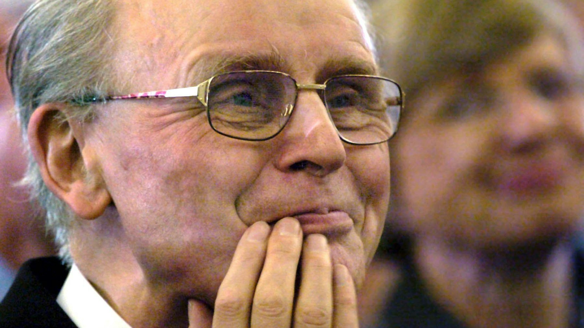 12.01.2004, Hessen, Frankfurt_am_Main: Der damalige Limburger Bischof Franz Kamphaus verfolgt in der Frankfurter Paulskirche eine Laudatio (zu dpa: «Mutiger Menschenfreund: Limburgs Altbischof Kamphaus ist tot») Foto: Simone Neumann/dpa +++ dpa-Bildfunk +++