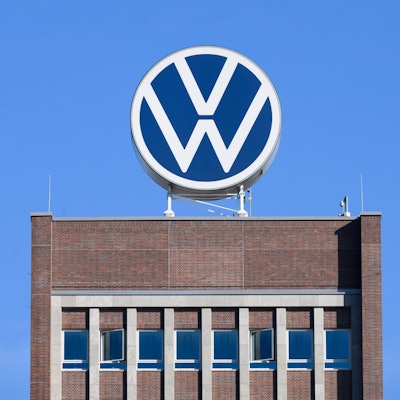 ARCHIV - 07.09.2023, Niedersachsen, Wolfsburg: Das VW-Logo steht auf dem Markenhochhaus im Volkswagen Stammwerk.