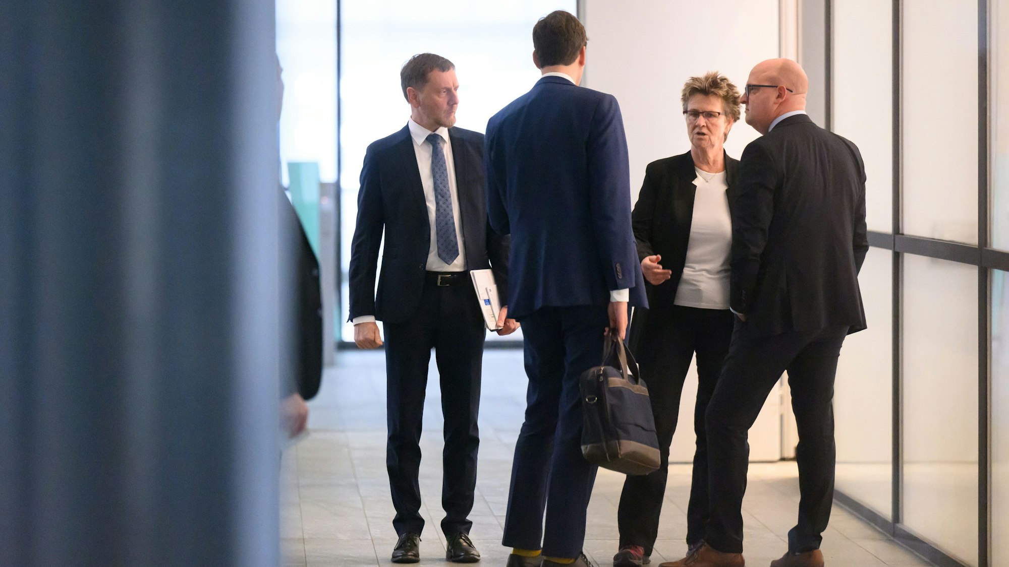 22.10.2024, Sachsen, Dresden: Michael Kretschmer (CDU, l-r), Ministerpräsident von Sachsen, Conrad Clemens (CDU, l-r), Chef der Staatskanzlei, Sabine Zimmermann, Co-Vorsitzende des BSW Sachsen, und Henning Homann, Co-Vorsitzender der SPD in Sachsen, sprechen nach der ersten Runde der Sondierungsgespräche zwischen CDU, BSW und SPD zur Bildung einer Landesregierung in Sachsen im Landtag auf dem Flur.