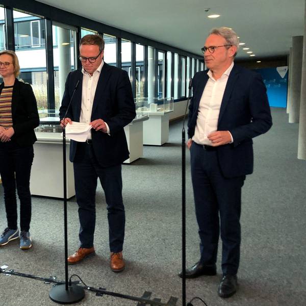 28.10.2024, Thüringen, Erfurt: Co-Landesvorsitzender des BSW, Steffen Schütz (l-r), Katja Wolf, BSW-Fraktionschefin, CDU-Fraktionschef Mario Voigt und Georg Maier Thüringer SPD-Parteichef und geschäftsführender Innenminister von Thüringen stehen im Landtag von Thüringen beieinander.