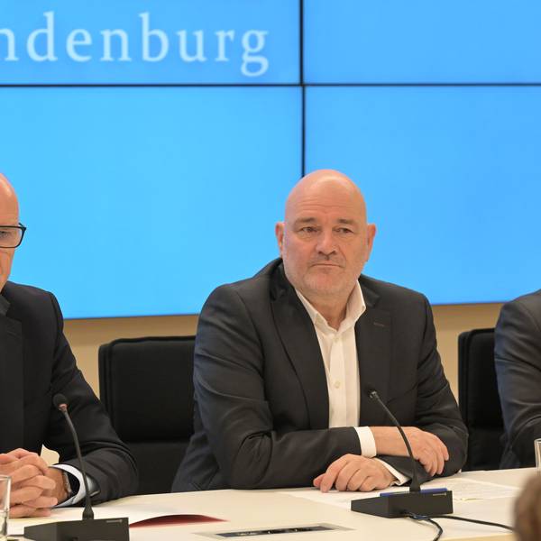 28.10.2024, Brandenburg, Potsdam: Dietmar Woidke (SPD, l), Ministerpräsident von Brandenburg, und Robert Crumbach, BSW Vorsitzender in Brandenburg, bei der Landespressekonferenz im Brandenburger Landtagsgebäude.
