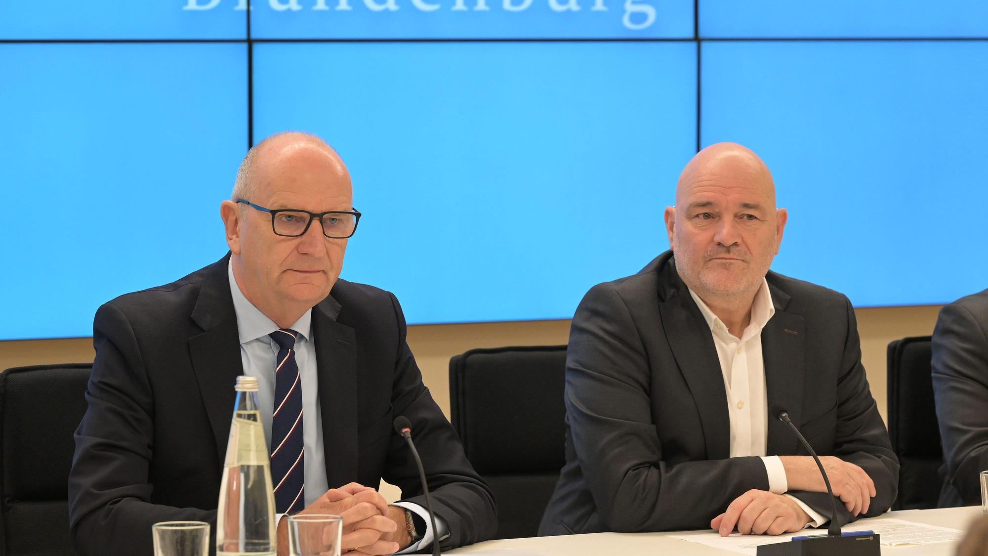 28.10.2024, Brandenburg, Potsdam: Dietmar Woidke (SPD, l), Ministerpräsident von Brandenburg, und Robert Crumbach, BSW Vorsitzender in Brandenburg, bei der Landespressekonferenz im Brandenburger Landtagsgebäude.