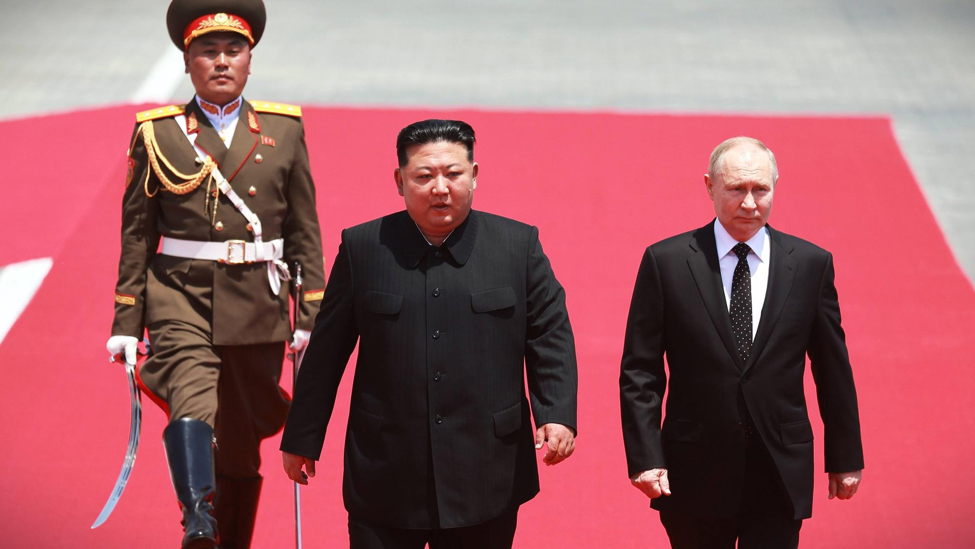 Wladimir Putin zusammen mit Nordkoreas Diktator Kim Jong-un (l.) in Pjöngjang. (Archivbild)