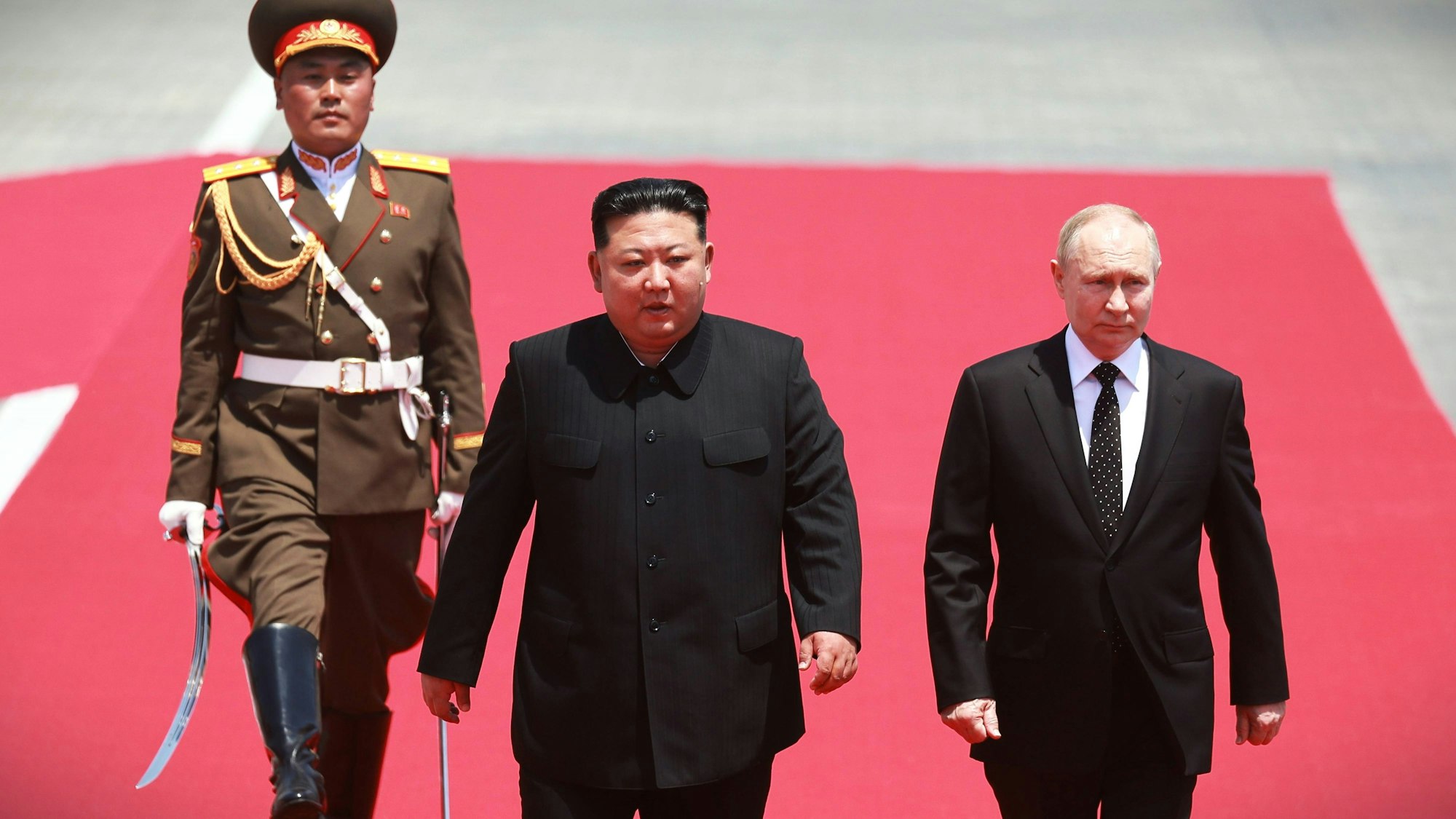 Wladimir Putin zusammen mit Nordkoreas Diktator Kim Jong-un (l.) in Pjöngjang. (Archivbild)