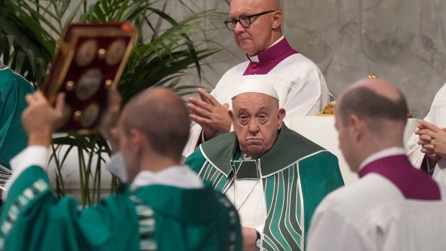 27.10.2024, Vatikan, Vatikanstadt: Papst Franziskus leitet eine Messe zum Abschluss der zweiten Sitzung der 16. Generalversammlung der Bischofssynode im Petersdom im Vatikan.