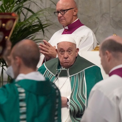 27.10.2024, Vatikan, Vatikanstadt: Papst Franziskus leitet eine Messe zum Abschluss der zweiten Sitzung der 16. Generalversammlung der Bischofssynode im Petersdom im Vatikan.