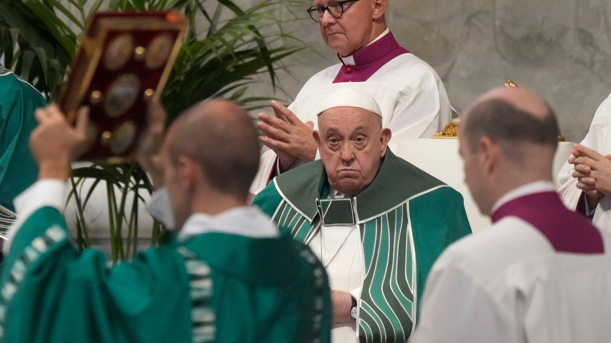 27.10.2024, Vatikan, Vatikanstadt: Papst Franziskus leitet eine Messe zum Abschluss der zweiten Sitzung der 16. Generalversammlung der Bischofssynode im Petersdom im Vatikan.