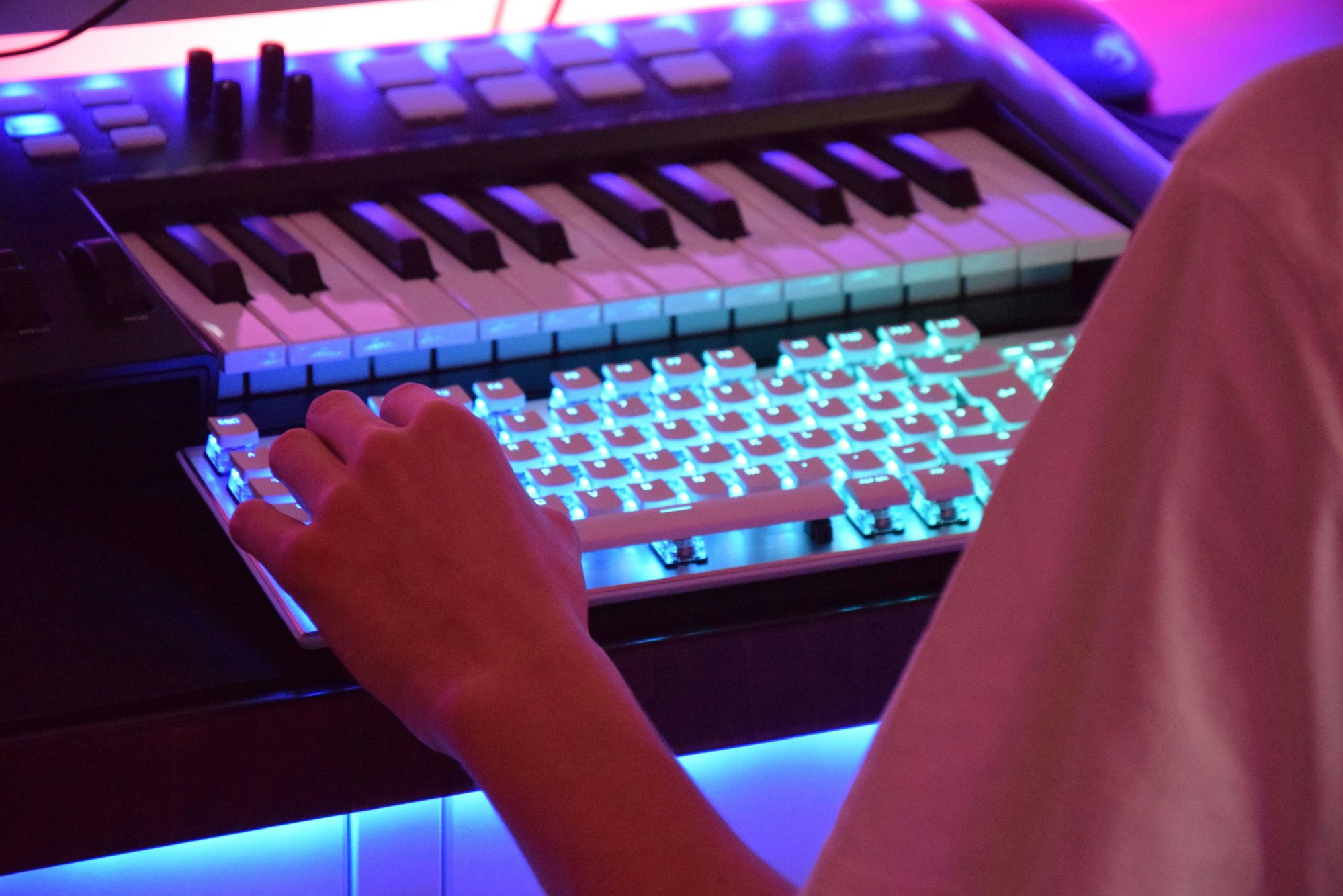 Zu sehen ist eine Keyboard- und Computertastatur.