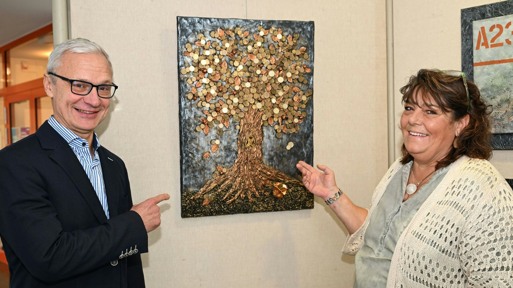Bürgermeister Georg Ludwig und Annette Altwicker bei der Ausstellungeröffnung von „Annettes Facetten“ im Lindlarer Rathaus.
