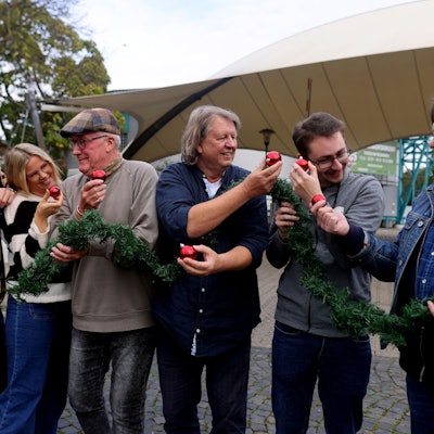 Adventliche Vorfreude: die „Kölsche Weihnacht“ wird präsentiert von Gerd Köster (v.l.), Nadine Weyer, Hansgeorg Fuhrmann, Roland Kulik, Pascal Pohlscheidt und Pete Haaser.Vier der 41 Shows finden im Tanzbrunnen-Theater statt.