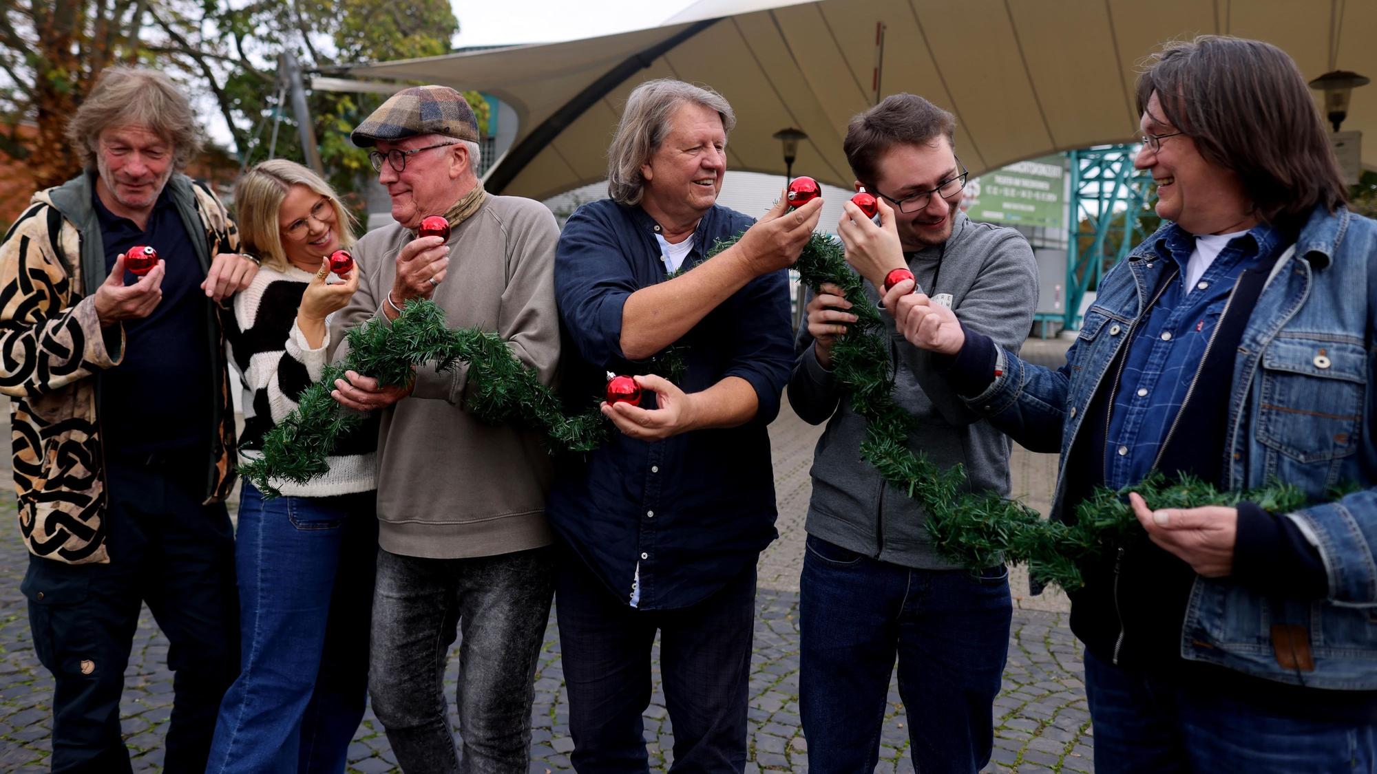 Adventliche Vorfreude: die „Kölsche Weihnacht“ wird präsentiert von Gerd Köster (v.l.), Nadine Weyer, Hansgeorg Fuhrmann, Roland Kulik, Pascal Pohlscheidt und Pete Haaser.Vier der 41 Shows finden im Tanzbrunnen-Theater statt.