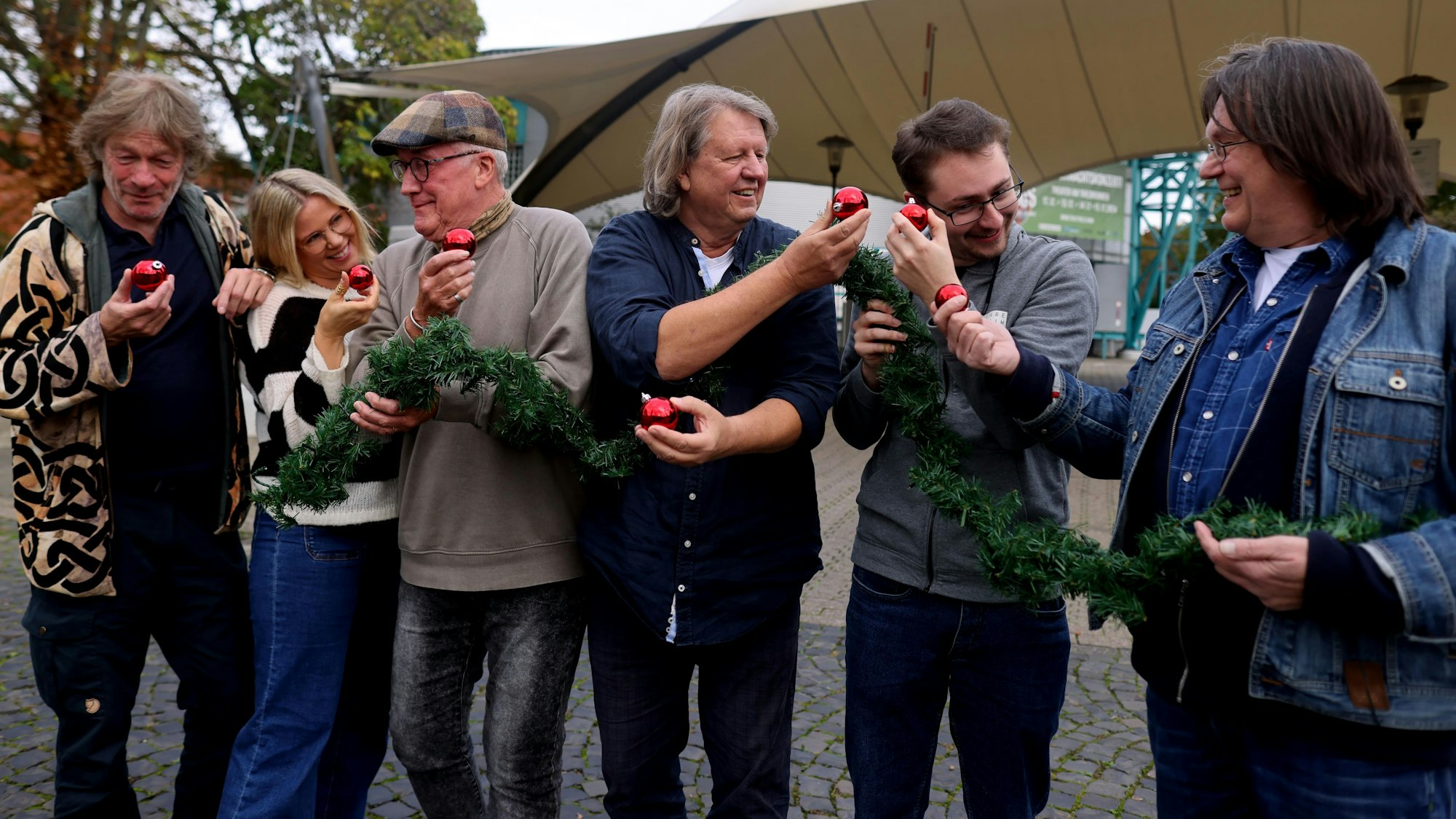 Adventliche Vorfreude: die „Kölsche Weihnacht“ wird präsentiert von Gerd Köster (v.l.), Nadine Weyer, Hansgeorg Fuhrmann, Roland Kulik, Pascal Pohlscheidt und Pete Haaser.Vier der 41 Shows finden im Tanzbrunnen-Theater statt.