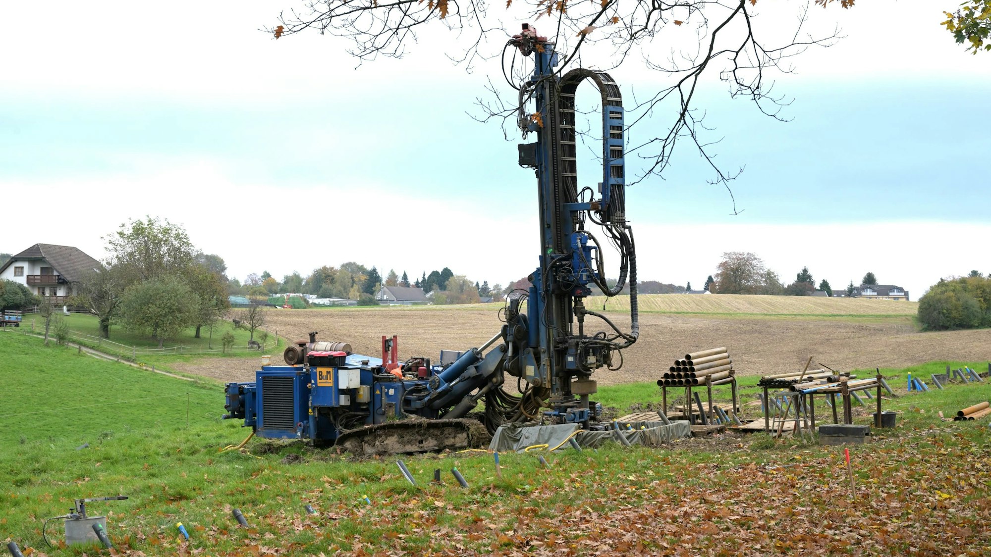 Das Foto zeigt Bohrungen auf der Wiese bei Hebborn