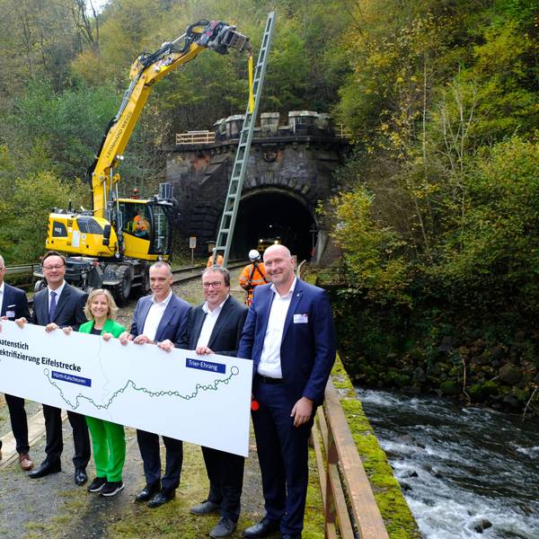 Bahnvorstand Berthold Huber (3.v.r.) mit den Landes-Umweltministern Oliver Krischer (NRW) und Katrin Eder (Rheinland-Pfalz) sowie Vertretern der SPNV-Zweckverbände beim Startsignal für die Elektrifizierung.